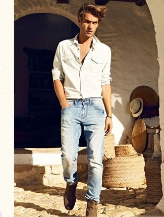 Белая джинсовая рубашка и голубые джинсы — необходимые вещи в гардеробе мужчины с чувством стиля. Коричневые ботинки челси добавят элемент классики в твой образ.