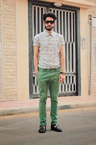 Белая рубашка с коротким рукавом с геометрическим рисунком и зеленые брюки чинос — великолепный вариант для вечера в компании друзей. Создать модный контраст с остальными вещами из этого образа помогут сандалии.