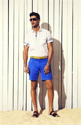 Белую рубашку с коротким рукавом и синие шорты можно надеть как на работу, так и на прогулку. Очень стильно здесь будут смотреться сандалии.