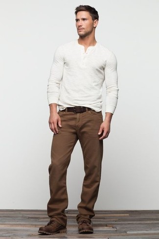 Белая футболка на пуговицах и коричневые брюки чинос — выгодные инвестиции в твой гардероб. Если ты не боишься смешивать разные стили, на ноги можно надеть темно-коричневые ботинки.