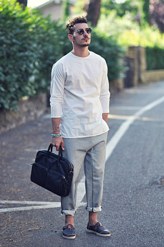 белая футболка с длинным рукавом в паре с серыми брюками чинос поможет подчеркнуть твой индивидуальный стиль. И почему бы не разбавить образ с помощью сандалий?