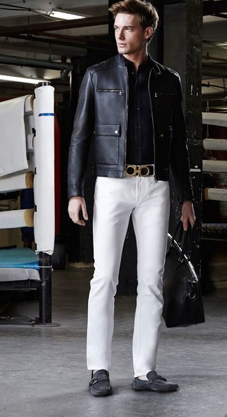 Черный кожаный бомбер и белые брюки чинос — необходимые вещи в арсенале стильного мужчины. Черные мокасины — великолепный вариант, чтобы завершить образ.