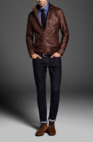 коричневый кожаный бомбер в сочетании с темно-синими джинсами поможет подчеркнуть твой индивидуальный стиль. Очень выигрышно здесь будут смотреться коричневые замшевые туфли дерби.