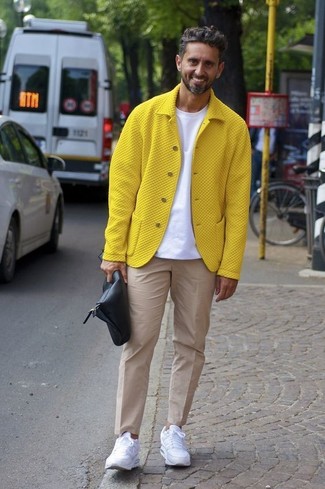 Желтый бомбер выглядит стильно в сочетании с бежевыми классическими брюками. И почему бы не добавить в этот образ немного непринужденности с помощью кроссовок?