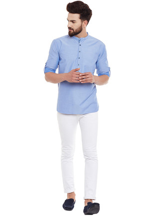 Голубая рубашка с длинным рукавом и белые зауженные джинсы — необходимые вещи в гардеробе мужчины с чувством стиля. Что касается обуви, синие мокасины — самый подходящий вариант.