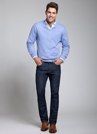 Голубой свитер с v-образным вырезом будет смотреться гармонично с темно-синими джинсами. Выбирая обувь, сделай ставку на классику и надень коричневые кожаные туфли дерби.