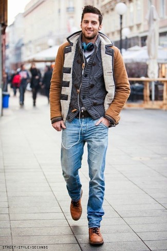 Табачный дафлкот и голубые джинсы — must have вещи в стильном мужском гардеробе. Что касается обуви, можно отдать предпочтение классическому стилю и выбрать светло-коричневые туфли.