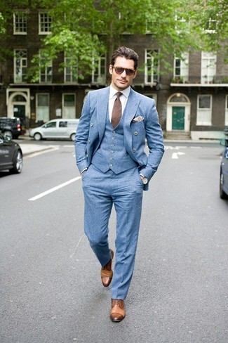 Голубой двубортный пиджак и голубые классические брюки — хороший пример элегантного мужского стиля. Что касается обуви, можно отдать предпочтение комфорту и выбрать светло-коричневые кожаные туфли дерби.