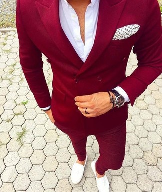 Комбо из красного двубортного пиджака и красных брюк чинос — беспроигрышный вариант для создания образа в стиле элегантной повседневности. И почему бы не добавить в повседневный образ немного шика с помощью белых туфель?