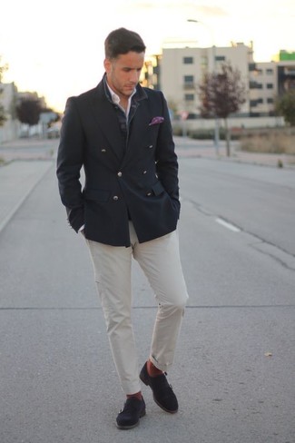 Темно-серый двубортный пиджак и белые брюки чинос — прекрасный вариант для приверженцев дресс-кода business casual. Темно-серые туфли добавят образу изысканности.