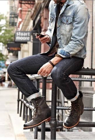 Голубая джинсовая куртка и темно-серые джинсы — необходимые вещи в арсенале стильного мужчины. Что касается обуви, можно отдать предпочтение классике и выбрать темно-коричневые ботинки.