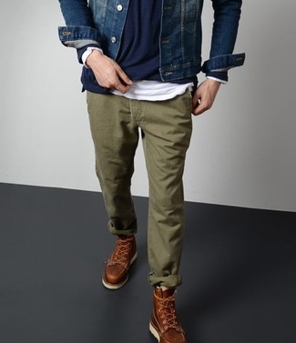 Темно-синяя джинсовая куртка и оливковые брюки чинос — отличный выбор, если ты хочешь создать расслабленный, но в то же время стильный образ. Этот образ идеально дополнят коричневые кожаные рабочие ботинки.