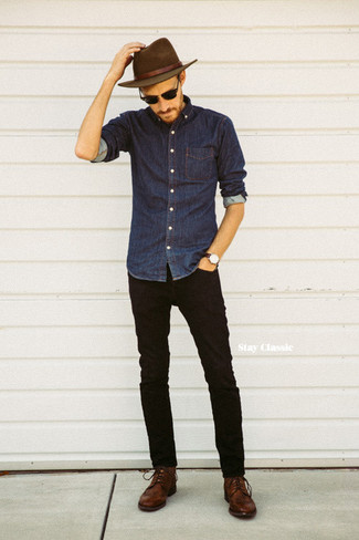Сочетание темно-синей джинсовой рубашки и черных джинсов поможет создать интересный образ в стиле кэжуал. Если ты не боишься смешивать разные стили, на ноги можно надеть коричневые кожаные туфли дерби.