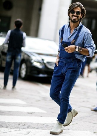 Если в одежде ты ценишь функциональность и удобство, обрати внимание на сочетание голубой джинсовой рубашки и синих джинсовых штанов-комбинезона. Выбирая обувь, сделай ставку на классику и надень серые кожаные ботинки.