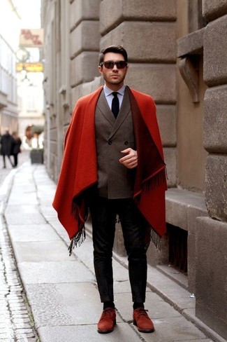 Красное длинное пальто будет смотреться великолепно с Черными брюками чинос. И почему бы не добавить в этот образ элегантности с помощью красных туфель?