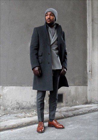 Темно-серое длинное пальто и темно-серые классические брюки помогут создать эффектный образ. Любители экспериментировать могут завершить образ коричневыми кожаными туфлями дерби.