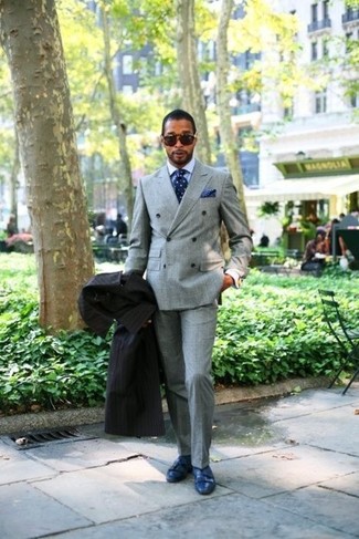 Черное длинное пальто и серые классические брюки — необходимые вещи в классическом мужском гардеробе. Синие туфли станут отличным завершением образа.