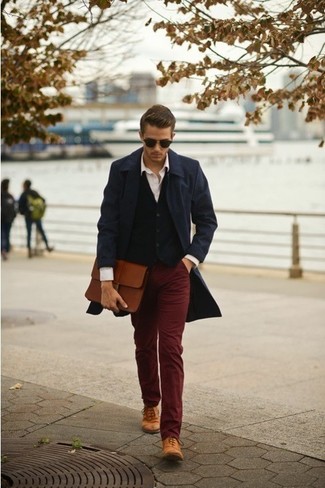 Комбо из темно-синего длинного пальто и темно-красных брюк чинос станет отличным офисным луком. Очень выигрышно здесь будут смотреться коричневые кожаные оксфорды.