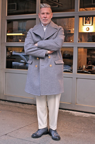 Серое длинное пальто и бежевые классические брюки — необходимые вещи в классическом мужском гардеробе. Чтобы образ не получился слишком строгим, можно надеть серые туфли дерби.