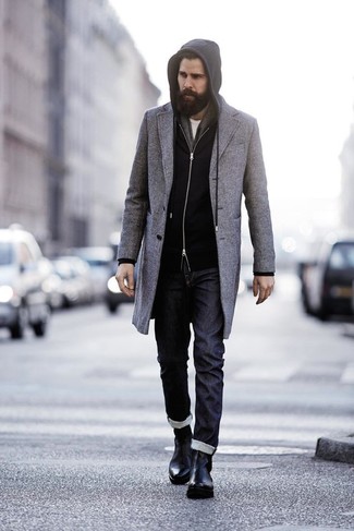 Серое длинное пальто и черные джинсы — отличный вариант повседневного офисного образа. Если ты не боишься сочетать в своих луках разные стили, на ноги можно надеть черно-синие ботинки челси.