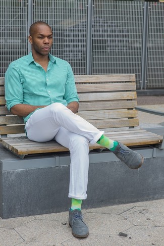 Стильное сочетание зеленой рубашки с длинным рукавом в мелкую клетку и белых брюк чинос определенно будет обращать на тебя взоры прекрасного пола. Серые дезерты отлично впишутся в образ.