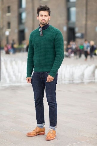 Зеленый вязаный свитер и темно-синие джинсы гармонично впишутся в ансамбль в непринужденном стиле. И почему бы не добавить в этот образ элегантности с помощью светло-коричневых туфель?