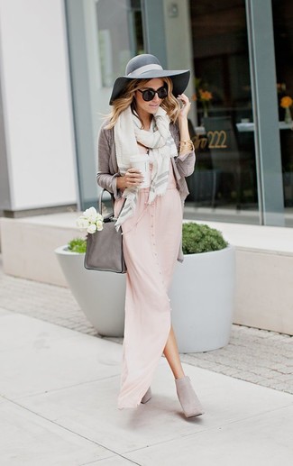 Стильное сочетание серого кардигана и розового платья-макси поможет выразить твою индивидуальность и выделиться из толпы. Чтобы добавить в образ немного непринужденности, на ноги можно надеть серые ботинки.
