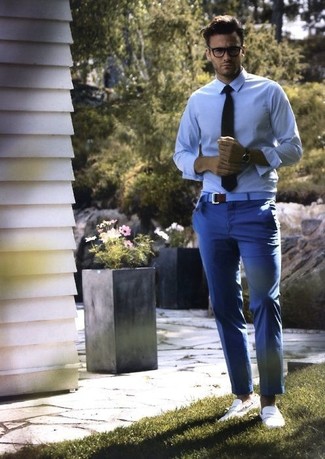 голубая классическая рубашка в паре с синими классическими брюками позволит исполнить строгий деловой стиль. Белые туфли станут великолепным дополнением к твоему образу.