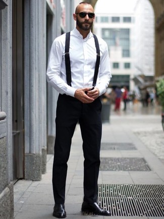 Белая классическая рубашка и черные классические брюки — хороший пример элегантного мужского стиля. Черные кожаные оксфорды добавят образу изысканности.