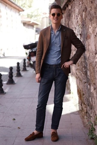 Сочетание коричневого пиджака и темно-синих джинсов поможет создать стильный и мужественный образ. И почему бы не добавить в повседневный образ немного шика с помощью темно-коричневых замшевых туфель?