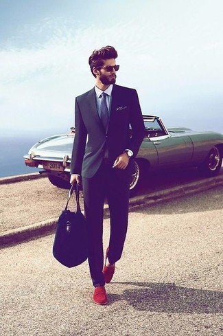 черный костюм в сочетании с голубой классической рубашкой позволит исполнить строгий деловой стиль. Красные туфли отлично впишутся в образ.