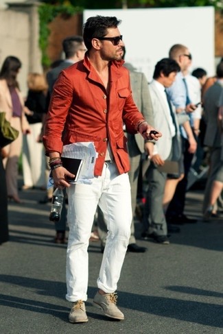 Красный пиджак и белые брюки чинос — must have вещи в стильном мужском гардеробе. Светло-коричневые замшевые туфли дерби добавят элемент классики в твой образ.
