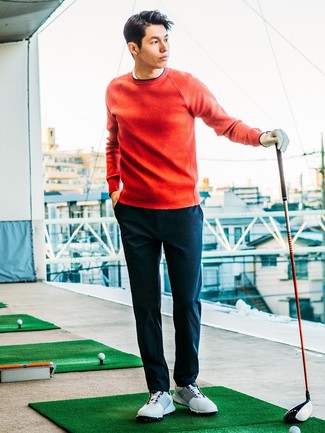 Красный свитер с круглым вырезом и темно-синие брюки чинос — великолепный выбор, если ты хочешь создать расслабленный, но в то же время стильный образ. Любители рискованных вариантов могут дополнить образ белыми кроссовками.