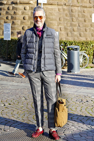 Сочетание серой стеганой куртки без рукавов и серого костюма в шотландскую клетку — отличный пример делового городского стиля. Если ты не боишься сочетать в своих луках разные стили, на ноги можно надеть красные туфли.