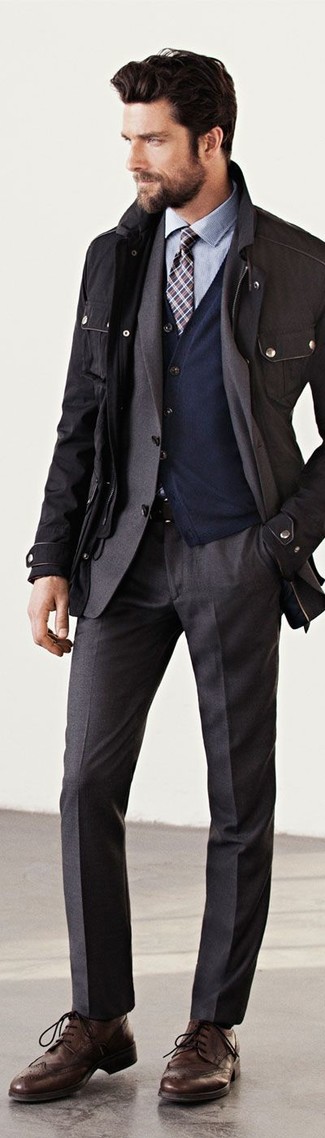 Черная куртка в стиле милитари и темно-серые классические брюки — необходимые вещи в классическом мужском гардеробе. Чтобы немного разнообразить образ и сделать его элегантнее, можно надеть коричневые кожаные туфли.
