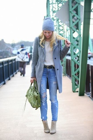 Серое пальто и синие рваные джинсы скинни — необходимые вещи в гардеробе девушек с чувством стиля. Очень стильно здесь будут смотреться серые ботинки.