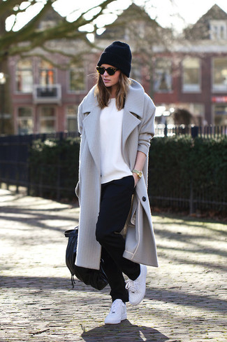 Серое пальто и черные спортивные штаны — необходимые вещи в гардеробе любительниц стиля casual. И почему бы не разбавить образ с помощью белой обуви?