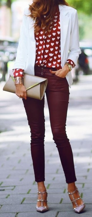 Поклонницам стиля casual придется по вкусу сочетание белого пиджака и темно-красных джинсов скинни. Серые туфли добавят образу эффектности.