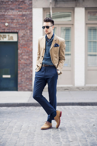 светло-коричневый пиджак в паре с темно-синими классическими брюками позволит создать стильный классический образ. Сделать образ изысканнее помогут светло-коричневые замшевые туфли.