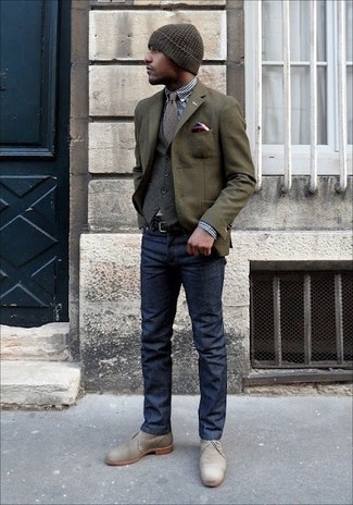 оливковый шерстяной пиджак в сочетании с темно-синими джинсами — воплощение вольного офисного стиля. Этот образ идеально дополнят серая кожаная обувь.