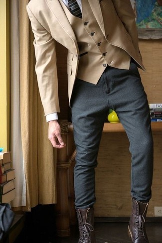 светло-коричневый хлопковый пиджак в сочетании с темно-серыми шерстяными брюками чинос — отличный офисный вариант. Что касается обуви, можно дополнить образ темно-коричневыми ботинками.