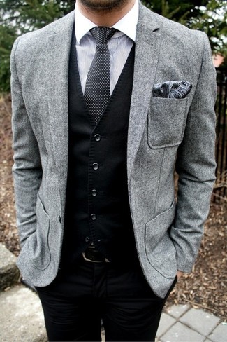 Серый шерстяной пиджак и черные классические брюки помогут создать эффектный образ.