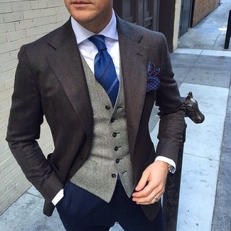 Комбо из темно-коричневого пиджака и темно-синих брюк чинос подойдет для свидания или мероприятия с дресс-кодом dressy casual.
