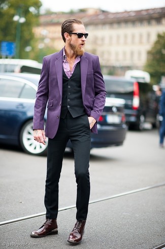 Сочетание фиолетового пиджака и черных классических брюк смотрится строго и изысканно. Темно-пурпурные кожаные классические ботинки гармонично дополнят образ.