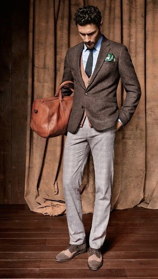 Темно-коричневый шерстяной пиджак и серые классические брюки в шотландскую клетку — необходимые вещи в классическом мужском гардеробе. Этот образ идеально дополнят коричневые замшевые туфли дерби.