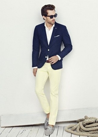 Темно-синий пиджак и желтые брюки чинос — хороший вариант для создания образа в стиле smart casual. Серая кожаная обувь помогут сделать образ менее официальным.