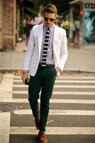 Белый хлопковый пиджак и темно-зеленые брюки чинос позволят создать гармоничный деловой образ. Выбирая обувь, сделай ставку на классику и надень коричневые замшевые туфли дерби.