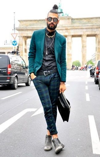 темно-бирюзовый пиджак в паре с темно-сине-зелеными брюками чинос в шотландскую клетку — нескучный вариант для работы в офисе. Темно-серые ботинки челси добавят образу изысканности.