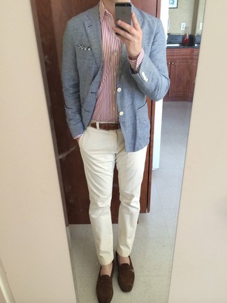 Голубой пиджак и белые брюки чинос — хороший вариант для создания образа в стиле smart casual. Очень выигрышно здесь будут смотреться темно-коричневые замшевые туфли.