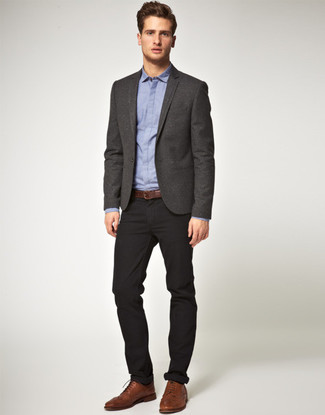 Темно-серый пиджак и черные брюки чинос — необходимые вещи в арсенале стильного мужчины. Очень стильно здесь будут смотреться коричневые кожаные туфли.